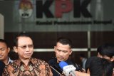 Mantan Ketua DPR Marzuki Alie meninggalkan Gedung KPK usai menjalani pemeriksaan di Jakarta, Selasa (26/6/2018). Dia diperiksa terkait kasus dugaan korupsi KTP Elektronik. (ANTARA /Akbar Nugroho Gumay) 