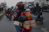 Pemudik kendaraan roda dua melintasi Jalan Raya Bandung-Garut di Kabupaten Bandung, Jawa Barat, Minggu (10/6). Kementerian Perhubungan memprediksi pemudik kendaraan roda dua pada mudik lebaran 2018 ini mencapai delapan juta orang. ANTARA JABAR/Raisan Al Farisi/agr/18