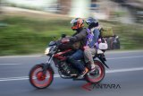 Pemudik kendaraan roda dua melintasi Jalan Raya Bandung-Garut di Kabupaten Bandung, Jawa Barat, Minggu (10/6). Kementerian Perhubungan memprediksi pemudik kendaraan roda dua pada mudik lebaran 2018 ini mencapai delapan juta orang. ANTARA JABAR/Raisan Al Farisi/agr/18