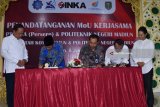 Menteri Ristek dan Pendidikan Tinggi (Ristek Dikti) Mohamad Nasir (kiri) dan Menteri Badan Usaha Milik Negara (BUMN) Rini Soemarno (kanan) menyaksikan penandatangan nota kesepahaman (MoU) yang dilakukan Walikota Madiun Sugeng Rismiyanto (kedua kiri), Direktur Politeknik Negeri Madiun M. Fajar Subkhan (tengah) dan Direktur PT Industri Kereta Api (Inka) Budi Noviantoro (kedua kanan) di Aula PT Inka Madiun, Jawa Timur, Jumat (8/6). Nota kesepahaman yang ditandatangani tersebut terkait kerja sama bidang pendidikan, penelitian dan pembentukan Sumber Daya Manusia (SDM). Antara Jatim/Foto/Siswowidodo/zk/18