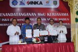 Menteri Ristek dan Pendidikan Tinggi (Ristek Dikti) Mohamad Nasir (kiri) dan Menteri Badan Usaha Milik Negara (BUMN) Rini Soemarno (kanan) menyaksikan nota kesepahaman (MoU) yang diperlihatkan Walikota Madiun Sugeng Rismiyanto (kedua kiri), Direktur Politeknik Negeri Madiun M. Fajar Subkhan (tengah) dan Direktur PT Industri Kereta Api (Inka) Budi Noviantoro (kedua kanan) sesat setelah penandatanganan di Aula PT Inka Madiun, Jawa Timur, Jumat (8/6). Nota kesepahaman yang ditandatangani tersebut terkait kerja sama bidang pendidikan, penelitian dan pembentukan Sumber Daya Manusia (SDM). Antara Jatim/Foto/Siswowidodo/zk/18