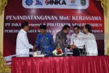 Menteri Ristek dan Pendidikan Tinggi (Ristek Dikti) Mohamad Nasir (kiri) dan Menteri Badan Usaha Milik Negara (BUMN) Rini Soemarno (kanan) mengucapkan selamat dan berjabat tangan dengan Walikota Madiun Sugeng Rismiyanto (kedua kiri), Direktur Politeknik Negeri Madiun M. Fajar Subkhan (tengah) dan Direktur PT Industri Kereta Api (Inka) Budi Noviantoro (kedua kanan) sesat setelah penandatanganan di Aula PT Inka Madiun, Jawa Timur, Jumat (8/6). Nota kesepahaman yang ditandatangani tersebut terkait kerja sama bidang pendidikan, penelitian dan pembentukan Sumber Daya Manusia (SDM). Antara Jatim/Foto/Siswowidodo/18