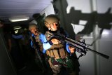 Anggota Kopaska melakukan latihan penanganan anti teror di KRI Makassar-590 di Samudera Pasifik, Kamis (14/6). Kopaska akan dilibatkan dalam latihan tempur bersama di Hawaii, Amerika Serikat pada ajang Rim Of Teh Pacific (RIMPAC) 2018 yang akan diikuti Angkatan Laut dari 27 Negara dikawasan Pacific . Antara Jatim/Budi Candra Setya/zk/18.