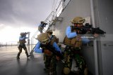 Anggota Kopaska melakukan latihan penanganan anti teror di KRI Makassar-590 di Samudera Pasifik, Kamis (14/6). Kopaska akan dilibatkan dalam latihan tempur bersama di Hawaii, Amerika Serikat pada ajang Rim Of Teh Pacific (RIMPAC) 2018 yang akan diikuti Angkatan Laut dari 27 Negara dikawasan Pacific . Antara Jatim/Budi Candra Setya/zk/18.