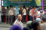 Warga mengantri untuk mengambil zakat fitrah berupa beras di pendopo Sidoarjo, Jawa Timur, Rabu (13/6). Sekitar 5.000 paket zakat fitrah dari pegawai kabupaten Sidoarjo tersebut diberikan kepada masyarakat yang membutuhkan menjelang hari raya Idulfitri. Antara Jatim/Umarul Faruq/zk/18