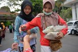 Warga membawa zakat fitrah berupa beras saat pembagian zakat di pendopo Sidoarjo, Jawa Timur, Rabu (13/6). Sekitar 5.000 paket zakat fitrah dari pegawai kabupaten Sidoarjo tersebut diberikan kepada masyarakat yang membutuhkan menjelang hari raya Idulfitri. Antara Jatim/Umarul Faruq/zk/18