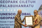 Ketua Harian Komite Nasional Indonesia Untuk Unesco kemendikbud Arief Rachman (kiri) memberikan penghargaan Geopark Ciletuh kepada Gubernur Jawa Barat Ahmad Heryawan (kanan) di Gedung Sate, Bandung, Jawa Barat, Minggu (3/6). Unesco menetapkan Geopark Ciletuh Palabuhanratu menjadi Unesco Global Geopark. ANTARA JABAR/M Agung Rajasa/agr/18.