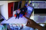 Polisi menunjukkan monitor yang terhubung kamera CCTV di ruang penyimpanan logistik Pilkada Jatim 2018, di Kantor Kecamatan Asem Rowo, Surabaya, Jawa Timur, Minggu (24/6). Penambahan kamera CCTV yang terkoneksi ke gedung Polsek Asem Rowo itu untuk mengawasi dan menjaga keamanan logistik Pilkada hingga waktu pencoblosan pada Rabu (27/6). Antara Jatim/Didik Suhartono/zk/18