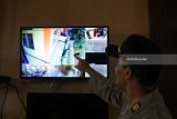 Polisi menunjukkan monitor yang terhubung kamera CCTV di ruang penyimpanan logistik Pilkada Jatim 2018, di Kantor Kecamatan Asem Rowo, Surabaya, Jawa Timur, Minggu (24/6). Penambahan kamera CCTV yang terkoneksi ke gedung Polsek Asem Rowo itu untuk mengawasi dan menjaga keamanan logistik Pilkada hingga waktu pencoblosan pada Rabu (27/6). Antara Jatim/Didik Suhartono/zk/18