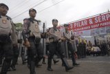 Sejumlah pasukan Dalmas bergerak meninggalkan lokasi apel pergeseran pasukan keamanan pilkada serentak di halaman Mapolres Trenggalek, Trenggalek, Jawa Timur, Senin  (25/6). Sebanyak 3.169 personel pasukan gabungan yang terdiri dari unsur Polri, TNI, Satpol PP dan Linmas  dikerahkan untuk melakukan pengamanan pilkada serentak (Pilgub Jatim) di 1.210 TPS yang tersebar di 14 kecamatan dan 157 desa/kelurahan daerah tersebut pada 27 Juni (Rabu).  Antara jatim/Destyan Sujarwoko/zk/18