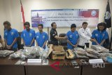 Patugas Badan Narkotika Nasional Provinsi (BNNP) Bali menggiring para tersangka kasus penyelundupan daun ganja kering dalam konferensi pers di Kantor BNNP Bali, Denpasar, Selasa (12/6). BNNP Bali menyita sekitar 12Kg ganja kering yang diduga dipasok dari Medan, Sumatera Utara dan menangkap lima tersangka di lokasi berbeda-beda serta terkait dengan sindikat narapidana dalam Lembaga Pemasyarakatan (Lapas) Kerobokan. Antaranews BaliNyoman Budhiana/18.