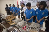 Patugas Badan Narkotika Nasional Provinsi (BNNP) Bali menggiring para tersangka kasus penyelundupan daun ganja kering dalam konferensi pers di Kantor BNNP Bali, Denpasar, Selasa (12/6). BNNP Bali menyita sekitar 12Kg ganja kering yang diduga dipasok dari Medan, Sumatera Utara dan menangkap lima tersangka di lokasi berbeda-beda serta terkait dengan sindikat narapidana dalam Lembaga Pemasyarakatan (Lapas) Kerobokan. Antaranews BaliNyoman Budhiana/18.