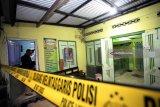 Polisi menggeledah di salah satu rumah terduga teroris saat penggerebekan di Kelurahan Bajang, Kecamatan Talun, Blitar, Jawa Timur, Rabu (13/6) malam. Penggeledahan dan penggerebekan tersebut dilakukan Densus 88 Antiteror karena tempat tersebut diduga terdapat pelaku teroris. Antara Jatim/Irfan Anshori/zk/18