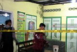 Polisi menggeledah di salah satu rumah terduga teroris saat penggerebekan di Kelurahan Bajang, Kecamatan Talun, Blitar, Jawa Timur, Rabu (13/6) malam. Penggeledahan dan penggerebekan tersebut dilakukan Densus 88 Antiteror karena tempat tersebut diduga terdapat pelaku teroris. Antara Jatim/Irfan Anshori/zk/18