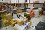 Pekerja memeriksa paket sebelum dikirim di Kantor Pos Besar Bandung, Jawa Barat, Rabu (6/6). Pengiriman paket menjelang Idul Fitri di PT Pos Indonesia Bandung mengalami peningkatan sebanyak 20 persen dibandingkan Idul Fitri tahun lalu. ANTARA JABAR/Raisan Al Farisi/agr/18