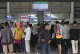 Pemudik berada di Bandara Abdul Rahman Saleh, Malang, Jawa Timur, Senin (11/6). Pihak Bandara Abdul Rahman Saleh mencatat terjadi peningkatan penumpang dari 1.800 menjadi 2.300 orang per hari sejak sepekan terakhir. Antara Jatim/Ari Bowo Sucipto/zk/18.