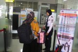 Pemudik berada di Bandara Abdul Rahman Saleh, Malang, Jawa Timur, Senin (11/6). Pihak Bandara Abdul Rahman Saleh mencatat terjadi peningkatan penumpang dari 1.800 menjadi 2.300 orang per hari sejak sepekan terakhir. Antara Jatim/Ari Bowo Sucipto/zk/18.