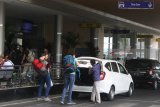 Pemudik berada di Bandara Abdul Rahman Saleh, Malang, Jawa Timur, Senin (11/6). Pihak Bandara Abdul Rahman Saleh mencatat terjadi peningkatan penumpang dari 1.800 menjadi 2.300 orang per hari sejak sepekan terakhir. Antara Jatim/Ari Bowo Sucipto/zk/18.