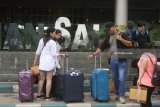 Pemudik berada di Bandara Abdul Rahman Saleh, Malang, Jawa Timur, Senin (11/6). Pihak Bandara Abdul Rahman Saleh mencatat terjadi peningkatan penumpang dari 1.800 menjadi 2.300 orang per hari sejak sepekan terakhir. Antara Jatim/Ari Bowo Sucipto/zk/18.