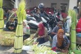 Puluhan penjual selongsong ketupat ramaikan Pasar Legi