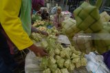 Pedagang musiman mununggui cangkang ketupat dagangannya di Pasar 17 Agustus Pamekasan, Jawa Timur, Kamis (21/6). Mereka menawarkan dagangannya memanfaatkan momentum lebaran ketupat dengan harga  Rp4000 hingga Rp5000 per ikat isi 10 cangkang. Antara Jatim/Saiful Bahri/zk/18