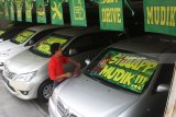 Karyawan pemasaran membersihkan mobil bekas yang dijual di sebuah ruang pamer pusat penjualan mobil bekas di Malang, Jawa Timur, Jumat (8/6). Pengusaha mobil bekas setempat mengaku penjualan mobil bekas menjelang lebaran meningkat dari 10 unit menjadi 15 unit per bulan atau meningkat sekitar 50 persen. Antara Jatim/Ari Bowo Sucipto/zk/18.