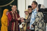 Gubernur Jawa Barat periode 2013-2018 Ahmad Heryawan (ketiga kanan) didampingi Wakil Gubernur Deddy Mizwar (kedua kanan) menerima kenang-kenangan dari Pelaksana Harian Gubernur Jabar Iwa Karniwa (kedua kiri) seusai penyerahan tugas atau memori jabatan kepada Plh Gubernur Jabar di Gedung Sate, Bandung, Jawa Barat, Rabu (13/6). Kementerian Dalam Negeri menunjuk Sekretaris Daerah Provinsi Jabar Iwa Karniwa sebagai Pelaksana Harian (Plh) Gubernur Jawa Barat. ANTARA JABAR/M Agung Rajasa/agr/18.
