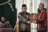 Gubernur Jawa Barat periode 2013-2018 Ahmad Heryawan (kiri) menyerahkan memori jabatan kepada Plh Gubernur Jabar Iwa Karniwa (kanan) di Gedung Sate, Bandung, Jawa Barat, Rabu (13/6). Kementerian Dalam Negeri menunjuk Sekretaris Daerah Provinsi Jabar Iwa Karniwa sebagai Pelaksana Harian (Plh) Gubernur Jawa Barat. ANTARA JABAR/M Agung Rajasa/agr/18.
