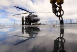 Crew Helly melakukan perawatan helikopter Bell-412  di atas geladak KRI Makassar 590, di Perairan Halmahera, Minggu (3/6). Selama perjalanan menuju Hawaii Amerika Serikat, Seluruh prajurit mengisi kegiatan diatas kapal dengan berolahraga, karena selain latihan perang, juga diisi dengan pertandingan olahraga dan pertunjukan seni budaya pada antar Negara peserta Rimpac 2018. Antara Jatim/Budi Candra Setya/zk/18.
