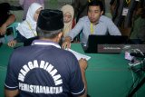 Petugas Dinas Kependudukan dan Pencatatan Sipil Kota Madiun melakukan perekaman data e-KTP warga binaan di Lembaga Pemasyarakatan (Lapas) kelas I Madiun, Jawa Timur, Minggu (24/6). Perekaman data e-KTP secara jemput bola tersebut agar warga binaan yang belum memiliki e-KTP dapat menyalurkan hak pilihnya saat Pilkada Kota Madiun dan Pilgub Jatim pada 27 Juni mendatang. Antara Jatim/Fikri Yusuf/zk/18