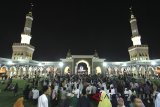 Warga menikmati suasana Islamic Center usai diresmikan oleh Gubernur Jawa Barat Ahmad Heryawan di Indramayu, Jawa Barat, Jumat (1/6) malam. Gubernur berharap Islamic Center tersebut bisa menjadi pusat kegiatan ibadah serta pendidikan bagi masyarakat di Indramayu.  ANTARA JABAR/Dedhez Anggara/agr/18.