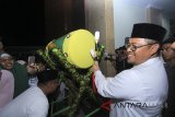 Gubernur Jawa Barat Ahmad Heryawan memukul bedug saat meresmikan Islamic Center di Indramayu, Jawa Barat, Jumat (1/6) malam. Gubernur berharap Islamic Center tersebut bisa menjadi pusat kegiatan ibadah serta pendidikan bagi masyarakat di Indramayu. ANTARA FOTO/Dedhez Anggara/18.