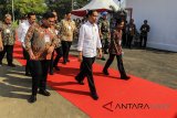 Presiden Joko Widodo (tengah) didampingi Menteri BUMN Rini M Soemarno (kanan), Menteri Perindustrian Airlangga Hartarto (keempat kanan), Jaksa Agung M Prasetyo (kedua kiri), Gubernur Jawa Barat Ahmad Heryawan (kiri), Dirut Telkom Alex J Sinaga (ketiga kiri) berjalan menuju lokasi peresmian Program Kewirausahaan Pertanian dan Digitalisasi Sistem Pertanian di Desa Majasari, Sliyeg, Indramayu, Jawa Barat, Kamis (7/6). Digitalisasi sistem pertanian tersebut diharapkan mampu mengatasi permasalahan yang dihadapi petani seperti usaha skala kecil, serta daya tawar petani yang lemah. ANTARA JABAR/Dedhez Anggara/agr/18.