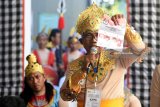 Petugas Kelompok Penyelenggara Pemungutan Suara (KPPS) dengan kostum Bhagawad Gita melakukan perhitungan suara Pemilihan Gubernur (Pilgub) JawaTimur di Tempat Pemungutan Suara (TPS) 01 Magersari, Sidoarjo, Jawa Timur, Rabu (27/6). Menurut perhitungan cepat lembaga survey SMRC, pasangan Calon Gubernur Jatim, Khofifah Indar Parawansa-Emil Elestianto Dardak 52,24 persen dan SaifullahYusuf-Puti Guntur Soekarno 47,76 persen. Antara Jatim/M Risyal Hidayat/zk/18