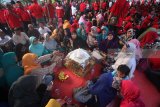 Warga bersiap untuk berbuka puasa bersama saat acara Grebeg 117 Tumpeng di Surabaya, Jawa Timur, Selasa (5/6). Kegiatan yang menghadirkan sebanyak 117 tumpeng tersebut dalam rangka memperingati Hari Lahir ke-117 Presiden Republik Indonesia ke-1, Soekarno dalam rangkaian peringatan Bulan Bung Karno. Antara jatim/Moch Asim/zk/18