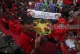 Warga membawa tumpeng saat acara Grebeg 117 Tumpeng di Surabaya, Jawa Timur, Selasa (5/6). Kegiatan yang menghadirkan sebanyak 117 tumpeng tersebut dalam rangka memperingati Hari Lahir ke-117 Presiden Republik Indonesia ke-1, Soekarno dalam rangkaian peringatan Bulan Bung Karno. Antara Jatim/Moch Asim/zk/18