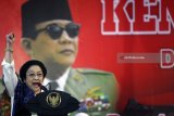 Presiden ke-5 Megawati Soekarno Puteri berpidato sebagai perwakilan keluarga saat peringatan haul Presiden Soekarno Ke-48 di Blitar, Jawa Timur, Kamis (20/6). Peringatan wafatnya (Haul) Presiden Soekarno sekaligus kenduri tumpeng massal tersebut dihadiri oleh sejumlah menteri dari PDIP dan PKB, Pasangan Cagub Jatim nomor urut dua Saifullah Yusuf-Puti Guntur, serta sejumlah Ulama NU dan para tokoh lintas agama.Antara Jatim/Irfan Anshori/zk/18