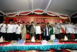 Presiden ke-5 Megawati Soekarno Puteri (Bersyal Biru) berfoto bersama sejumlah menteri dan tamu undangan saat peringatan haul Presiden Soekarno Ke-48 di Blitar, Jawa Timur, Kamis (20/6). Peringatan wafatnya (Haul) Presiden Soekarno sekaligus kenduri tumpeng massal tersebut dihadiri oleh sejumlah menteri dari PDIP dan PKB, Pasangan Cagub Jatim nomor urut dua Saifullah Yusuf-Puti Guntur, serta sejumlah Ulama NU dan para tokoh lintas agama. Antara Jatim/Irfan Anshori/zk/18