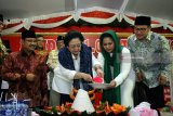 Presiden ke-5 Megawati Soekarno Puteri (Tiga Kanan) didampingi Ketua DPP PKB Muhaimin Iskandar (Kanan), Cagub Jatim nomor urut Satu Saifullah Yusuf (Kiri) dan Cawagub Puti Guntur Soekarno (Dua Kanan) memotong tumpeng saat peringatan haul Presiden Soekarno Ke-48 di Blitar, Jawa Timur, Kamis (20/6). Peringatan wafatnya (Haul) Presiden Soekarno sekaligus kenduri tumpeng massal tersebut dihadiri oleh sejumlah menteri dari PDIP dan PKB, Pasangan Cagub Jatim nomor urut dua Saifullah Yusuf-Puti Guntur, serta sejumlah Ulama NU dan para tokoh lintas agama. Antara Jatim/Irfan Anshori/zk/18