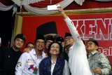 Presiden Ke-5 Megawati Soekarno Puteri (tiga kanan) berswafoto  dengan Menteri Tenaga Kerja Hanif Dhakiri (dua kanan) dan sejumlah menteri serta undangan lainnya saat peringatan haul Presiden Soekarno Ke-48 di Blitar, Jawa Timur, Kamis (20/6). Peringatan wafatnya (Haul) Presiden Soekarno sekaligus kenduri tumpeng massal tersebut dihadiri oleh sejumlah menteri dari PDIP dan PKB, Pasangan Cagub Jatim nomor urut dua Saifullah Yusuf-Puti Guntur, serta sejumlah Ulama NU dan para tokoh lintas agama. Antara Jatim/Irfan Anshori/zk/18