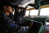 Perwira Divisi Jaga (Padiv) melihat KRI Raden Eddy Martadinata 331 menggunakan teropong dari anjungan KRI Makassar 590 di Perairan Laut Banda, Jumat (1/6). KRI Makassar 590 bersama KRI Raden Eddy Martadinata (REM) 331 melakukan perjalanan menuju Jayapura, sebelum bertolak menuju Hawaii Amerika Serikat untuk mengikuti agenda latihan perang Rim Of The Pacific (RIMPAC) 2018. Antara Jatim/Budi Candra Setya/zk/18.