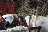 Perajin menyelesaikan pesanan batik tulis di Paoman, Indramayu, Jawa Barat, Minggu (3/6). Perajin mengaku pesanan batik untuk bahan busana Lebaran meningkat hingga 70 persen dibanding bulan biasanya. ANTARA JABAR/Dedhez Anggara/agr/18.