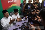 Calon Gubernur Jawa Timur nomor urut dua, Saifullah Yusuf atau Gus Ipul (kiri) didampingi Ketua DPW PKB Jawa Timur Abdul Halim Iskandar (kedua kiri) memberikan pernyataan pada pewarta di Posko Saifullah Yusuf-Puti Guntur Soekarno Surabaya, Jawa Timur, Jumat (29/6). Gus Ipul menyatakan Kyai sepuh bisa menerima dan menghormati apapun hasil dari Pilgub Jatim melalui hitung cepat. Antara jatim/M Risyal Hidayat/zk/18