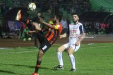 Pesepakbola Arema FC, Ahmet Atayev (kanan) berusaha merebut bola dari pesepakbola Perseru Serui, Arthur Barrios Bonai (kiri) dalam pertandingan LIGA I GOJEK, di Stadion Gajayana, Malang, JawaTimur, Rabu (6/6). Di akhir babak pertama, tuan rumah Perseru Serui manahan imbang Arema FC dengan skor 0-0. Antara Jatim/Ari Bowo Sucipto/zk/18.