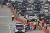 Petugas kepolisian menyiapkan rekayasa lalu lintas jalur satu arah (one way) di gerbang tol Cipali, Palimanan, Cirebon, Jawa Barat, Rabu (20/6). Korlantas Polri kembali melakukan rekayasa jalur satu arah (one way) dari Palimanan hingga Cawang untuk mengurai kepadatan arus balik pada H+5 Lebaran. ANTARA JABAR/Dedhez Anggara/agr/18.
