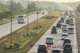 Petugas kepolisian menyiapkan rekayasa lalu lintas jalur satu arah (one way) di gerbang tol Cipali, Palimanan, Cirebon, Jawa Barat, Rabu (20/6). Korlantas Polri kembali melakukan rekayasa jalur satu arah (one way) dari Palimanan hingga Cawang untuk mengurai kepadatan arus balik pada H+5 Lebaran. ANTARA JABAR/Dedhez Anggara/agr/18.
