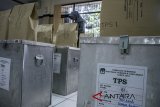 Petugas memeriksa kesiapan logistik Utama Pilkada serentak 2018 Jawa Barat di Kantor Kecamatan Sumur Bandung, Jawa Barat, Senin (25/6). Lebih dari 31 juta surat suara serta sejumlah logistik utama pencoblosan Pilkada telah siap didistribusikan ke lebih dari 74 ribu TPS yang tersebar di 27 kabupaten/Kota Se-Jawa Barat.  ANTARA JABAR/Novrian Arbi/agr/18