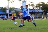 Anggota Satgas Rimpac 2018 berlatih sepak bola di Lapangan Mako Lantamal X Jayapura, Papua (8/6). Latihan tersebut sebagai persiapan, untuk mengikuti pertandingan sepak bola persahabatan antar negara perserta Rim Of The Pacific 2018 di Hawaii, Amerika Serikat. Antara Jatim/Budi Candra Setya/zk/18.