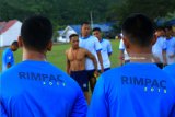 Satgas Rimpac 2018 berlatih sepak bola di Lapangan Mako Lantamal X Jayapura, Papua (8/6). Latihan tersebut sebagai persiapan, untuk mengikuti pertandingan sepak bola persahabatan antar negara perserta Rim Of The Pacific 2018 di Hawaii, Amerika Serikat. Antara Jatim/Budi Candra Setya/zk/18.