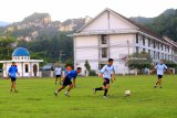 Satgas Rimpac 2018 berlatih sepak bola di Lapangan Mako Lantamal X Jayapura, Papua (8/6). Latihan tersebut sebagai persiapan, untuk mengikuti pertandingan sepak bola persahabatan antar negara perserta Rim Of The Pacific 2018 di Hawaii, Amerika Serikat. Antara Jatim/Budi Candra Setya/zk/18.